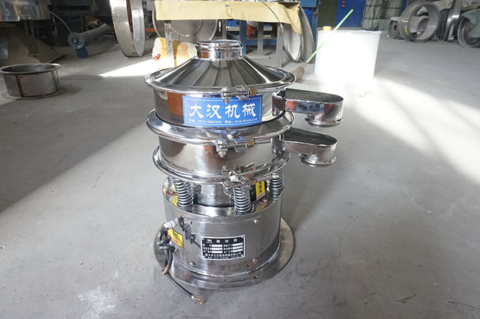 不銹鋼小型振動(dòng)篩材質(zhì)使用不銹鋼與碳制造而成。